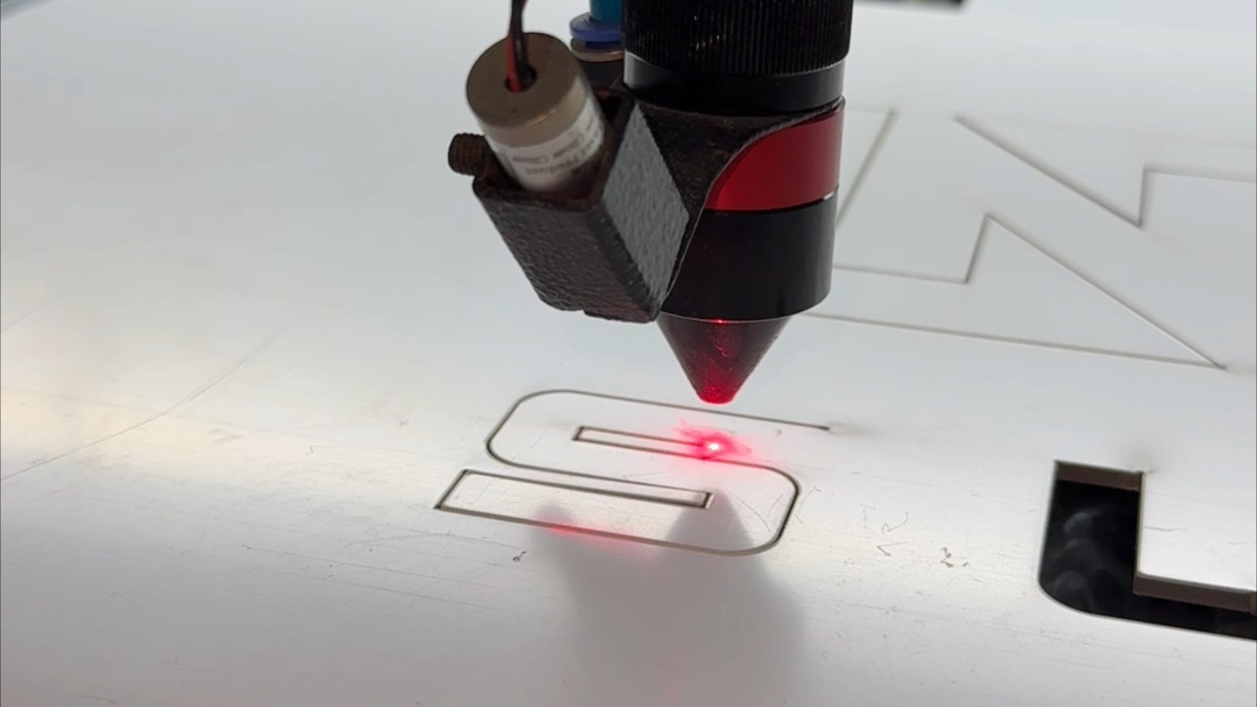 Corte a laser CNC em acrílico e MDF com acabamento preciso